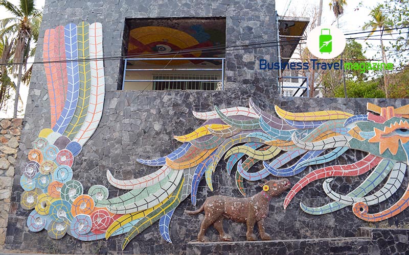  El mural está inspirado en la cultura azteca, con imágenes de Quetzalcóatl y Tláloc
