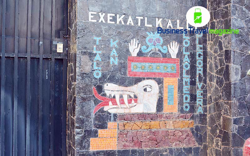 El mural está inspirado en la cultura azteca, con imágenes de Quetzalcóatl y Tláloc
