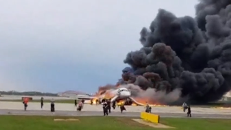 pasajeros bajando del avión con su equipaje