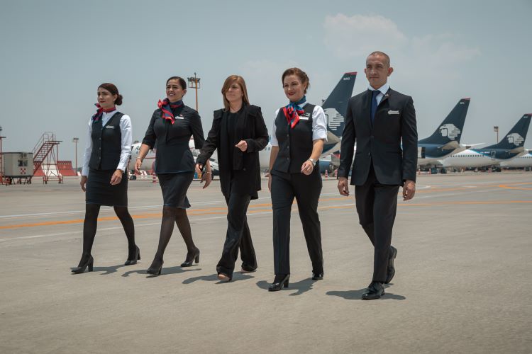 Sobrecargos de Aeroméxico estrenan uniformes