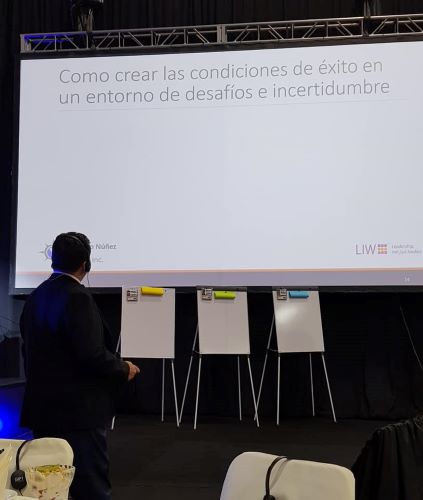 “Cómo crear las condiciones de éxito en un entorno de desafíos e incertidumbre” 